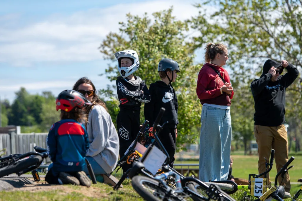 Événement à la piste à la pumptrack avec l'équipement Circonflexe